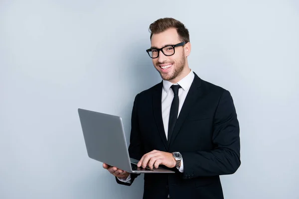 Porträt eines gutaussehenden fröhlich aufgeregten selbstbewussten professionellen Gebrauchs — Stockfoto