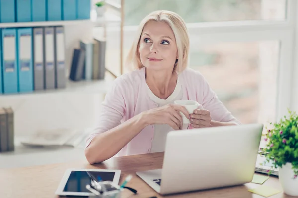 Attent, vertrouwen, mooi, mooi, leeftijd vrouw, met pauze ti — Stockfoto