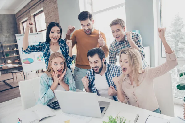 Atractivo elegante seguro alegre positivo hermoso handsom — Foto de Stock