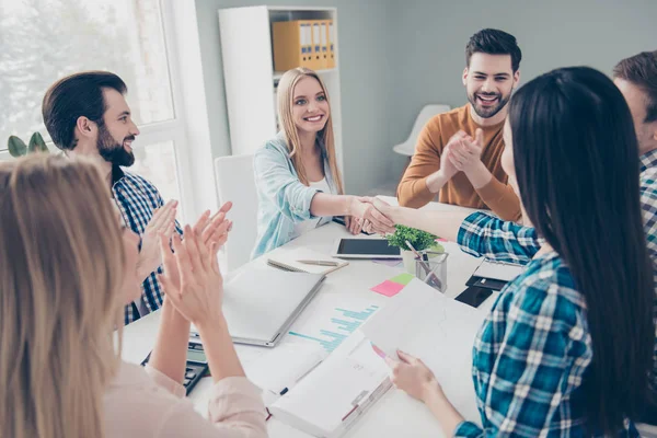 Gente de negocios atractiva, elegante y segura sentada en el escritorio — Foto de Stock