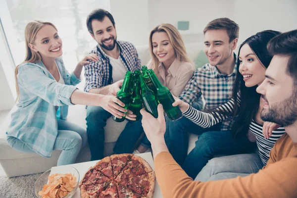 Porträt einer fröhlichen, stilvollen, attraktiven, positiven Gemeinschaft — Stockfoto