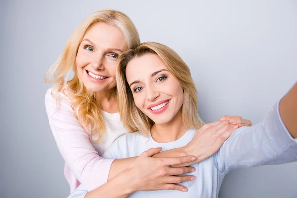 Autorretrato de moda elegante linda abuela encantadora y la hija — Foto de Stock