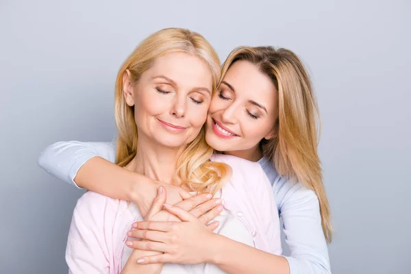 Retrato de elegante lindo atractivo encantadora madre e hija — Foto de Stock