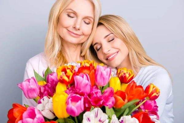 Alegre adorável bonito alegre elegante mãe e adulto criança manutenção — Fotografia de Stock