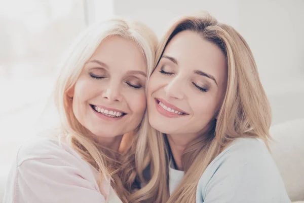 Foto de la cabeza de cerca retrato lindo moda dulce madre encantadora y — Foto de Stock