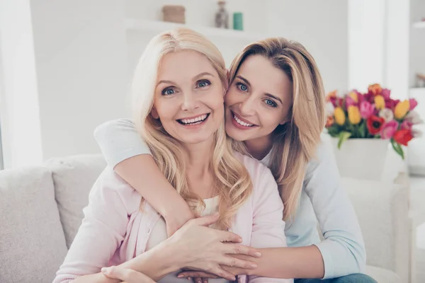 Porträtt av ganska charmiga glada trendiga positiva mor och — Stockfoto