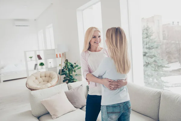 Positivo alegre linda mãe elegante e filha em casual o — Fotografia de Stock