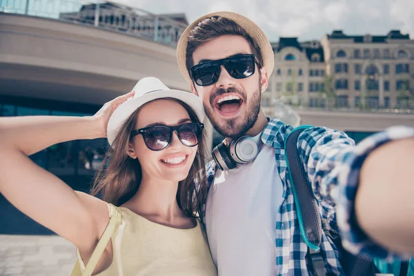 Позитивна модна весела пара в кепках подорожує, подорожує, я — стокове фото