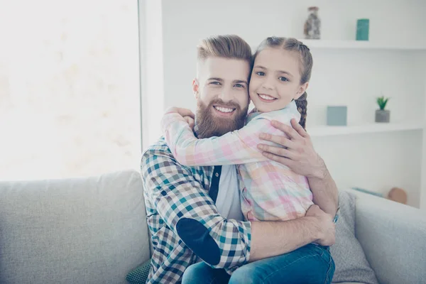 Tendy alegre familia con un niño padre lindo bueno rubio poco — Foto de Stock