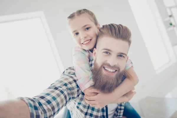 Autorretrato de padre alegre y elegante con pelo rojo llevando — Foto de Stock