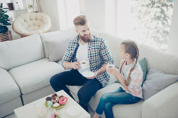 Portrait of stylish bearded trendy dad with red hair drinking be — Stock Photo, Image