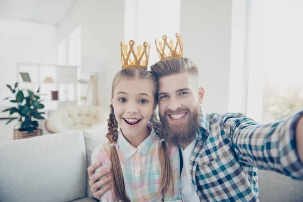 Autorretrato de familia alegre alegre atractiva con un repuesto — Foto de Stock