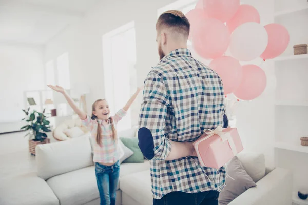 Vista trasera de un padre de moda sosteniendo detrás de la caja de regalo en rosa — Foto de Stock