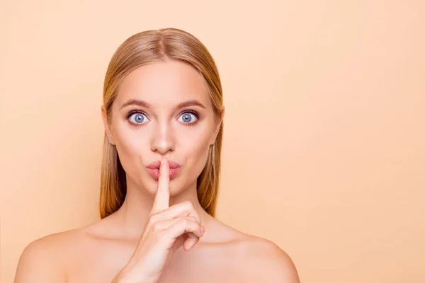 Shhh! Bonito, encantador, de olhos grandes, engraçado nua menina natural Holdin — Fotografia de Stock