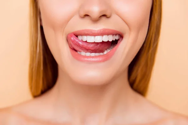 Nahaufnahme abgeschnitten Hälfte Gesicht Schuss von Femenine wunderschönen verspielten Saibling — Stockfoto