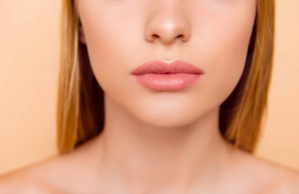 Close-up van bijgesneden halve gezicht portret van aantrekkelijke, naakt, natuurlijke — Stockfoto