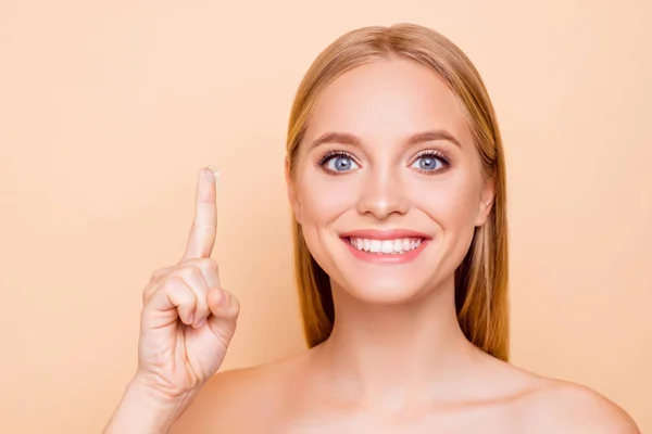 Porträt von hübsch, charmant, niedlich, fröhlich, positiv, froh, nu — Stockfoto