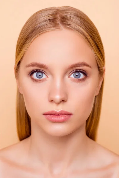 Close-up van verticale portret van leuke, mooie, charmante meisje hebben — Stockfoto