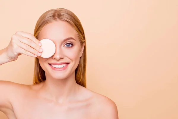 Cómic, alegre, positiva, chica dentada con radiante sonrisa defecto — Foto de Stock