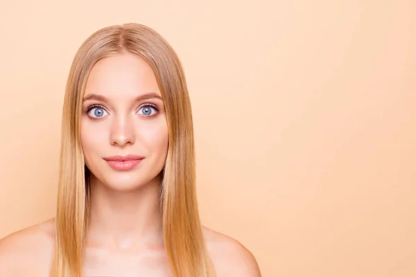 Retrato con espacio de copia lugar vacío de atractivo lindo encantador — Foto de Stock