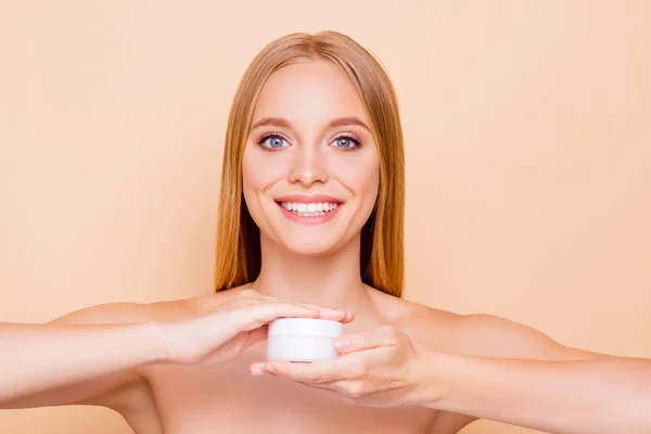 Retrato de dentes alegres modelo atraente positivo com beami — Fotografia de Stock