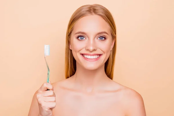 Porträtt av glada, vackra, toothy flicka med vit strålande smi — Stockfoto