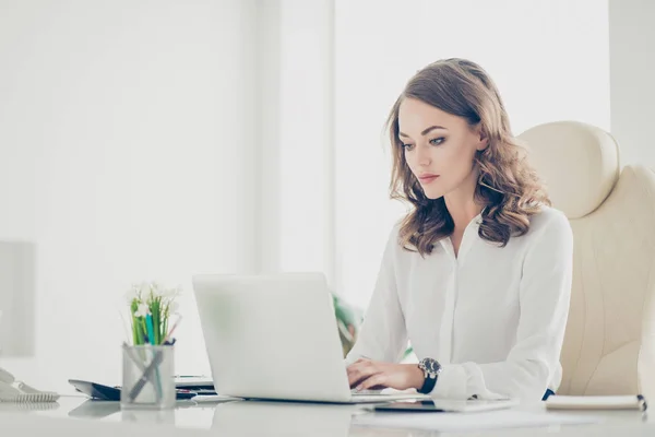 Retrato de mujer encantadora, bonita sentada en el lugar de trabajo, worksta — Foto de Stock