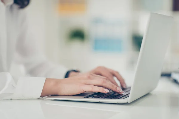 Abgeschnittenes Porträt von Frauenhänden, die auf der Tastatur E prüfen — Stockfoto