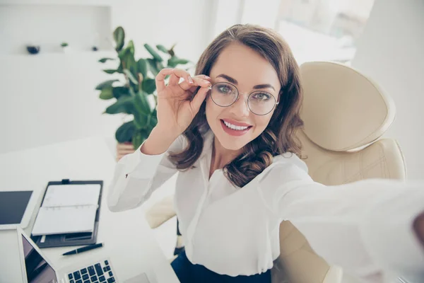 Selbstporträt einer charmanten, hübschen, fröhlichen, trendigen Frau in weißem Hemd — Stockfoto