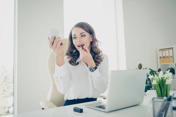 Retrato de mujer bonita, encantadora, de moda, feliz, positiva con — Foto de Stock