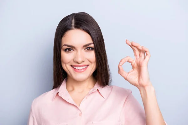 Retrato de mujer bonita, encantadora, de moda, linda, agradable con viga — Foto de Stock