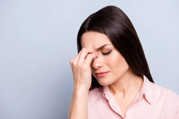 Retrato de mujer triste, disgustada, enferma, malsana sintiéndose mal agarrada — Foto de Stock