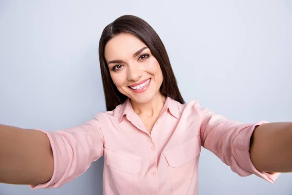 Selbstporträt von ziemlich charmant fröhlich positiv niedlich schön w — Stockfoto