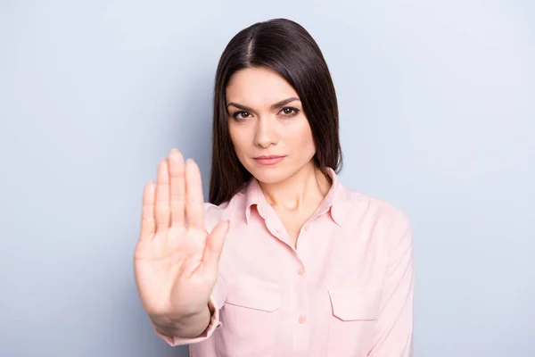 Retrato de mulher morena séria, infeliz e confiante gesticulando — Fotografia de Stock