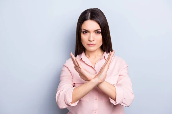 Retrato de mujer morena seria, infeliz, confiada sosteniendo t — Foto de Stock