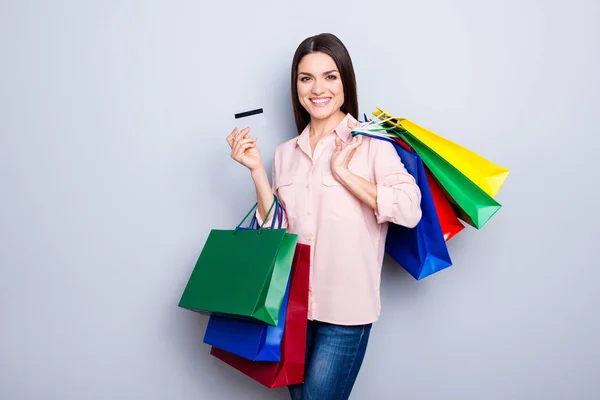 Portret van vrij charmante blij vrouw in spijkerbroek, shirt uitvoering — Stockfoto