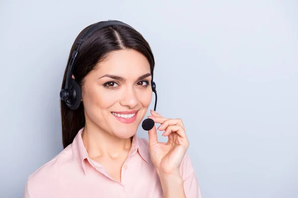 Portret met kopie ruimte van vrolijke pretty charmante helft draaide — Stockfoto