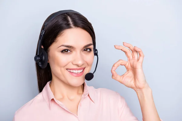 Retrato de mujer de moda positiva, bonita y alegre con auriculares —  Fotos de Stock