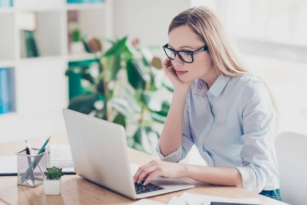 Retrato de agente inteligente, maestra encantadora, mujer bonita, agradable como — Foto de Stock