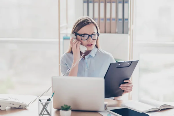 Retrato de mujer atractiva, inteligente, inteligente y concentrada — Foto de Stock