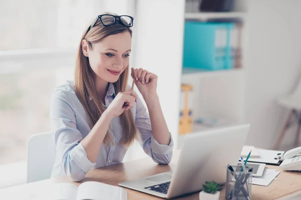 Porträt einer charmanten, selbstbewussten, netten, lächelnden Frau mit Brille — Stockfoto