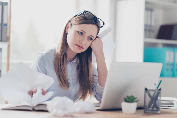 Retrato de mujer agradable, encantadora, molesta con gafas en la cabeza y —  Fotos de Stock