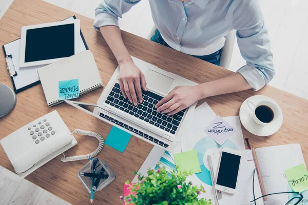 Pohled shora oříznutý portrét ženy bez tváře sedí u deskt — Stock fotografie