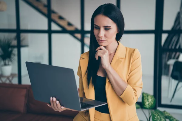 Close-up portret van haar ze mooi aantrekkelijk charmant mooi gericht dame holding in de hand laptop lancering start-up in moderne stijl interieur glazen kamer flat house appartement — Stockfoto