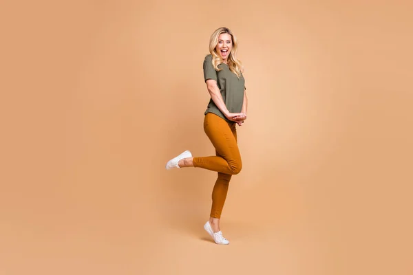 Full length profile photo of amazing blonde lady slim perfect shapes street summer look flirty excited mood wear πράσινο t-shirt παντελόνι — Φωτογραφία Αρχείου