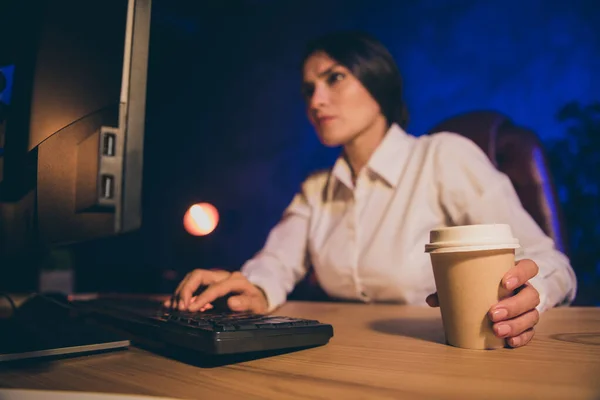 Retrato de agradável atraente focado solitário única senhora especialista comerciante financiador assistente executivo secretário preparando relatório beber café expresso sozinho depois que todos saíram da estação de trabalho da noite — Fotografia de Stock