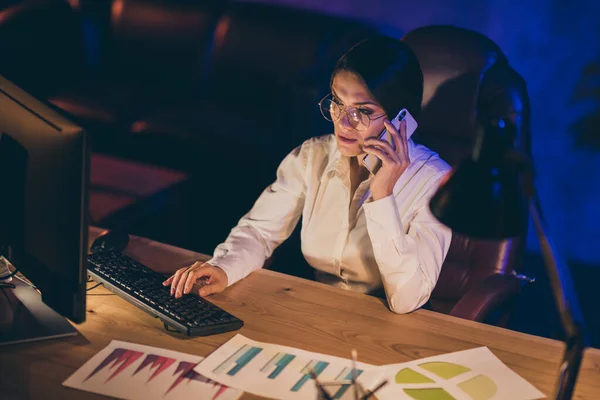 Portret van haar ze mooi aantrekkelijk slim intelligent zakenvrouw top ceo baas consulting project lancering beantwoorden oproep deadline na iedereen vertrokken 's nachts donkere werkplek station — Stockfoto