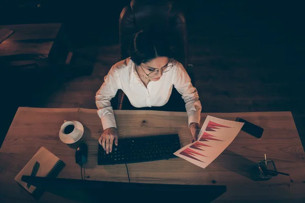 Top sopra vista alto angolo di lei lei bella attraente elegante intelligente intelligente esperto signora banchiere finanziere economista analizzando rapporto di profitto spese tavolo scrivania notte scuro posto di lavoro stazione — Foto Stock