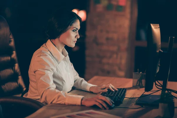 Profiel side view portret van haar ze mooi geconcentreerde slimme slimme drukke dame hardwerkende typen het creëren van nieuwe financiën management strategie plan 's nachts donkere werkplek station — Stockfoto