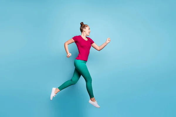 Longitud completa cuerpo tamaño lado perfil foto de prisa alegre aspirante chica corriendo saltar para las ventas aisladas sobre fondo de color azul pastel —  Fotos de Stock